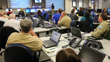 americateve | Representantes de agencias estatales se preparan para la ola fr&iacute;a que llegar&aacute; a Georgia el lunes 10 de febrero de 2014, en Atlanta. (Foto de AP / Atlanta Journal & Constitution, Curtis Compton)