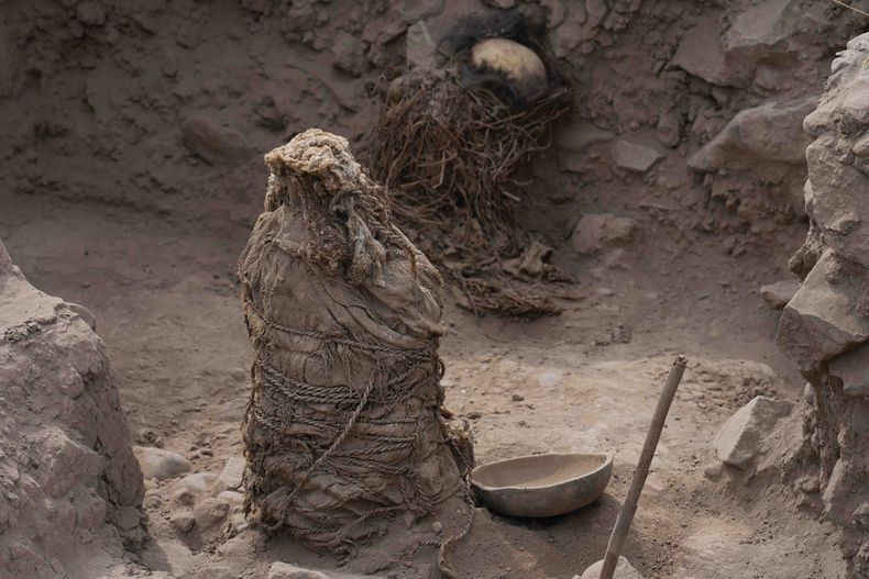 Una de las cinco momias descubiertas por arqueólogos peruanos en el barrio El Rimac de Lima, Perú, el lunes 20 de noviembre de 2023. Cuatro niños y un adultos son hallado en posición fetal y tienen en torno a 1.000 años de antigüedad, según el arqueólogo de Perú Luis Takuda. (AP Foto/Martín Mejía)
