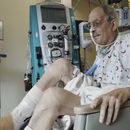 En esta imagen de un video proporcionado por la Facultad de Medicina de la Universidad de Maryland, Lawrence Faucette, paciente de un trasplante de corazón de cerdo, trabaja con un fisioterapeuta en el hospital de la facultad en Baltimore, Maryland, el miércoles 18 de octubre de 2023. (Tom Jemski/University of Maryland School of Medicine via AP)