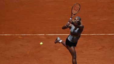 americateve | La tenista estadounidense Serena Williams responde un tiro en el partido del jueves 8 de mayo contra la espa&ntilde;ola Carla Su&aacute;rez. (Foto de AP/Daniel Ochoa de Olza)