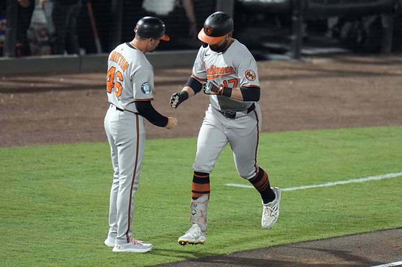 Colton Cowser, de los Orioles de Baltimore, festeja con el coach de la antesala Buck Britton, luego de batear un jonrón ante los Rays de Tampa Bay, el martes 17 de junio de 2025 (AP Foto/Chris OMeara)