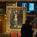 La pintura del maestro barroco Peter Paul Rubens La Crucifixión de Jesucristo, que permaneció oculta durante más de cuatro siglos, en la casa de subastas Osenat, el 30 de noviembre de 2025, en Versalles, Francia. (AP Foto/Michel Euler)