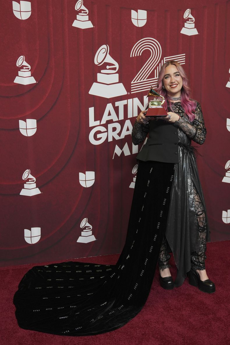 Ela Taubert posa con el premio a mejor artista nuevo en la 25a entrega del Latin Grammy el jueves 14 de noviembre de 2024, en Miami. (Foto AP/Rebecca Blackwell)