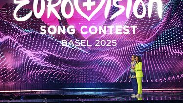 Los conductores Hazel Brugger (izquierda) y Sandra Studer en el escenario durante la primera semifinal de la 69na edición de Eurovisión en Basilea, Suiza, el martes 13 de mayo de 2025. (AP Foto/Martin Meissner)