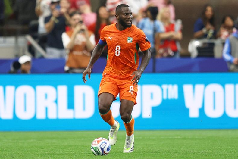 El jugador de Costa de Marfil Franck Kessié (8) controla el balón durante el partido de fútbol de los octavos de final de la Copa Mundial de la FIFA entre Costa de Marfil y Noruega en Arlington, Texas, el 30 de junio de 2026. (Foto AP/Gareth Patterson, Archivo)