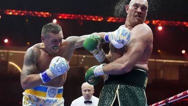 El ucraniano Oleksandr Usyk propina un golpe al británico Tyson Fury, durante su pelea por la unificación del título de los pesados, la madrugada del domingo 19 de mayo de 2024, en Riad (Nick Potts/PA via AP)