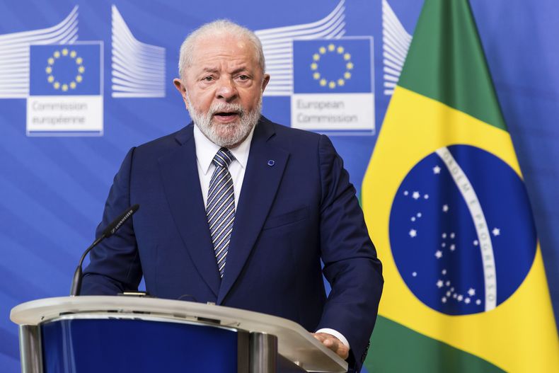 El presidente brasileño Luiz Inácio Lula da Silva habla con los medios de comunicación previo a una reunión con la presidenta de la Comisión Europea, Ursula von der Leyen, en la sede de la Unión Europea, en Bruselas, el lunes 17 de julio de 2023. (AP Foto/Geert Vanden Wijngaert)