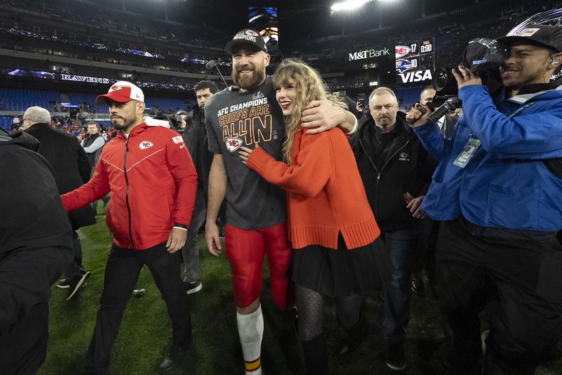 ARCHIVO - El tight end de los Chiefs de Kansas City Travis Kelce camina con Taylor Swift tras el partido de campeonato de la AFC ante los Ravens de Baltimore en Baltimore el 28 de enero de 2024. Los Chiefs ganaron 17-10. (Foto AP/Julio Cortez, archivo)