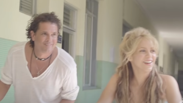 shakira sorprendio a carlos vives en concierto en miami y, sin nombrar a pique, cantaron juntos la bicicleta