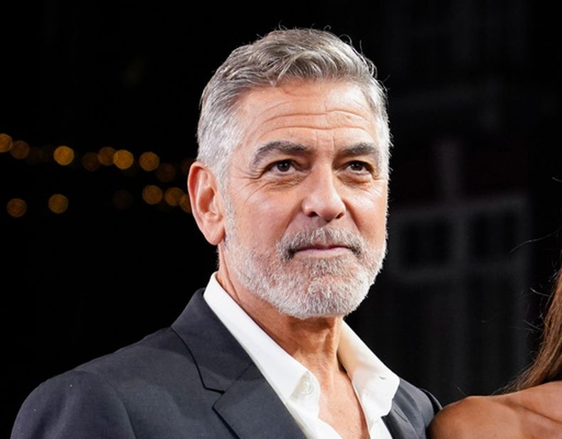 ARCHIVO - George Clooney asiste a la proyección de la película The Boys in the Boat en Londres el 3 de diciembre de 2023. (Foto Alberto Pezzali/Invision/AP, archivo)