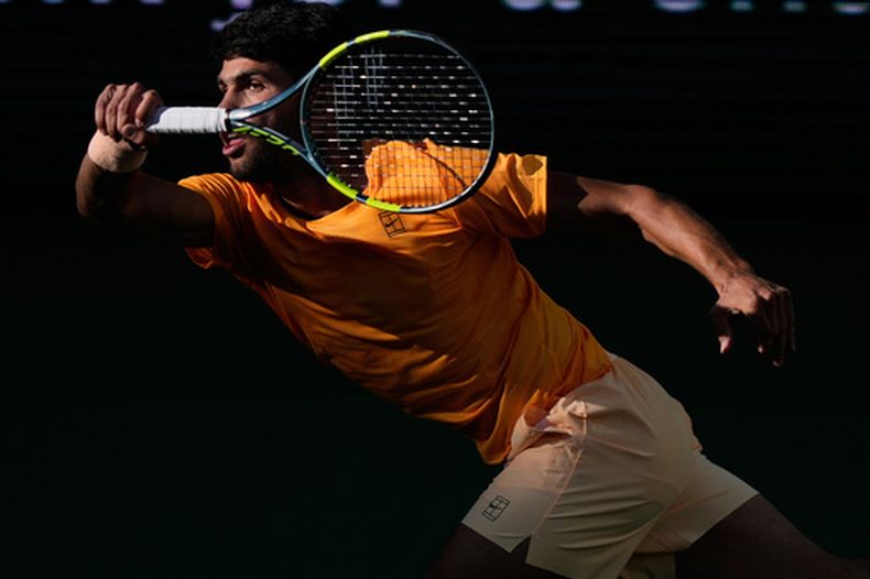 Carlos Alcaraz devuelve ante Daniil Medvedev en las semifinales del Abierto de Indian Wells, el sábado 14 de marzo de 2026 en Indian Wells, California. (AP Foto/Mark J. Terrill)