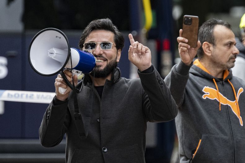 En esta imagen de archivo, Salwan Momika habla en Malmö, Suecia, el 30 de septiembre de 2023. (Johan Nilsson/TT News Agency vía AP, archivo)
