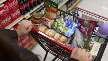 Una persona haciendo compras en un supermercado en Bellflower, California, el 13 de febrero de 2023. (Foto AP /Allison Dinner)