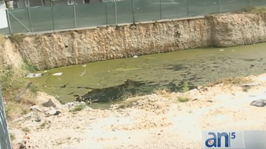 vecinos preocupados por hueco con agua estancada