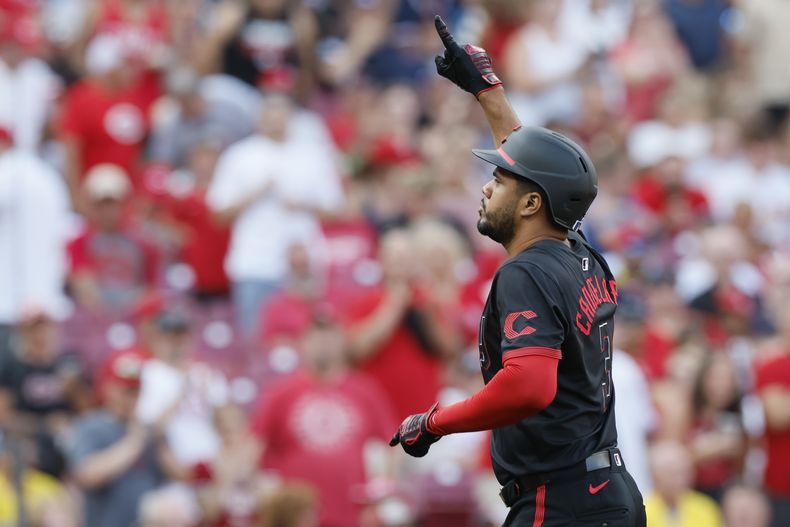 Jeimer Candelario, de los Rojos de Cincinnati, celebra su cuadrangular en contra de los Medias Rojas de Boston durante la primera entrada del juego de béisbol del viernes 21 de junio de 2024, en Cincinnati. (AP Foto/Jay LaPrete)