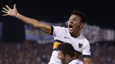 americateve | Emmanuel Gigliotti carga a su compa&ntilde;ero del Boca Juniors, Andr&eacute;s Eliseo Ch&aacute;vez, durante el festejo de un gol contra el Cerro Porte&ntilde;o de Paraguay, en los cuartos de final de la Copa Sudamericana, el jueves 6 de noviembre de 2014