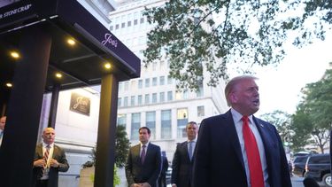 El presidente estadounidense Donald Trump habla con reporteros antes de entrar a un restaurante cerca de la Casa Blanca, el martes 9 de septiembre de 2025, en Washington, para cenar con el secretario de Estado Marco Rubio, el secretario de Defensa Pete Hegseth y el vicepresidente JD Vance. (AP Foto/Alex Brandon)