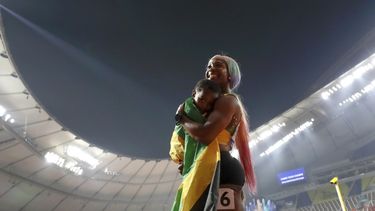 ARCHIVO - Shelly-Ann Fraser-Pryce carga a su hijo Zyon tras ganar la medalla de oro de los 100 metros en el Mundial de atletismo, el 29 de septiembre de 2019, en Doha, Qatar. (AP Foto/Petr David Josek)