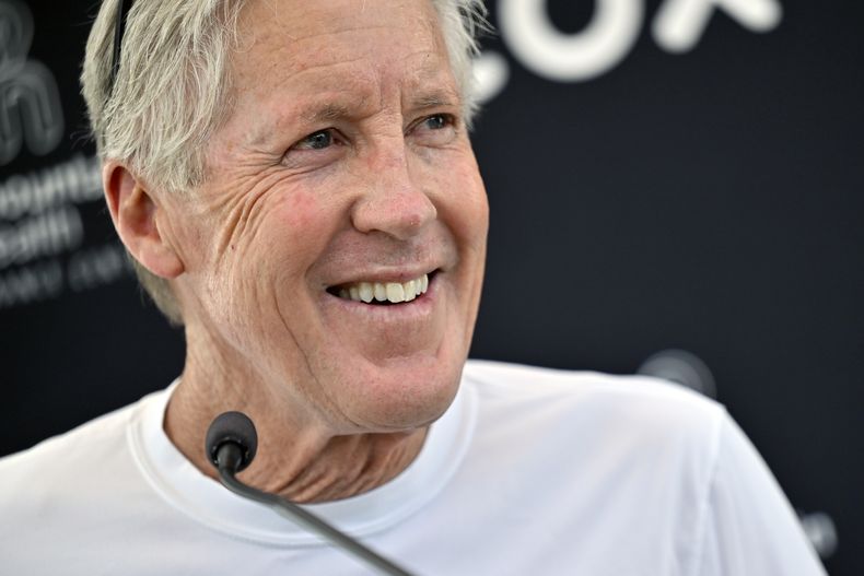 El entrenador de los Raiders de Las Vegas Pete Carroll habla en conferencia de prensa durante una práctica en Henderson, Nevada el miércoles 21 de mayo del 2025. (AP Foto/David Becker)