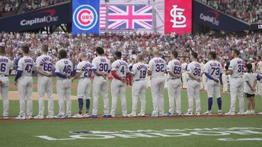 Jugadores de los Cachorros de Chicago se alinean durante la ceremonia de los himnos de Estados Unidos e Inglaterra previo al partido de béisbol en contra de los Cardenales de San Luis, el sábado 24 de junio de 2023, en Londres. (AP Foto/Kin Cheung)