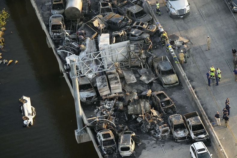 En esta imagen aérea se puede ver a socorristas cerca de un choque múltiple en la autopista interestatal 55, el lunes 23 de octubre de 2023, en Manchac, Luisiana. (AP Foto/Gerald Herbert, Archivo)