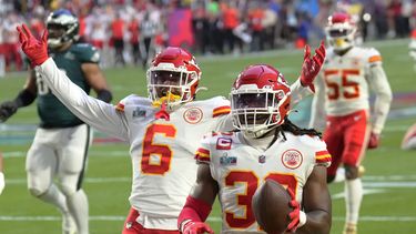 eagles dominan 24-14 ante chiefs al descanso del super bowl