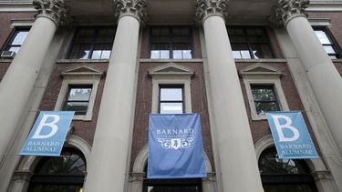 ARCHIVO - Pancartas colgadas de un edificio en el Barnard College, el 28 de mayo de 2015, en Nueva York. (AP Foto/Seth Wenig, Archivo)