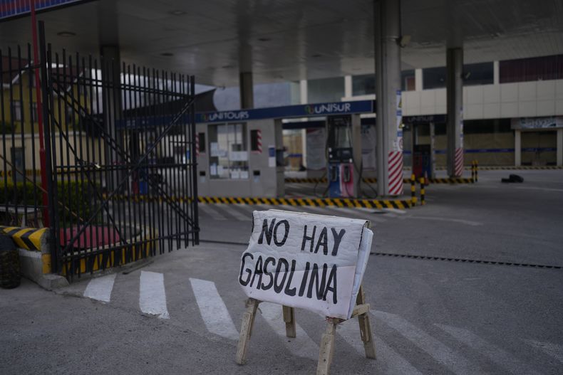 ARCHIVO - Un cartel advierte sobre la falta de gasolina en una estación de combustible después de varios días de bloqueos de carreteras por parte de partidarios del expresidente Evo Morales que afectaron el suministro de combustible y alimentos en La Paz, Bolivia, el lunes 21 de octubre de 2024. (AP Foto/Juan Karita, Archivo)