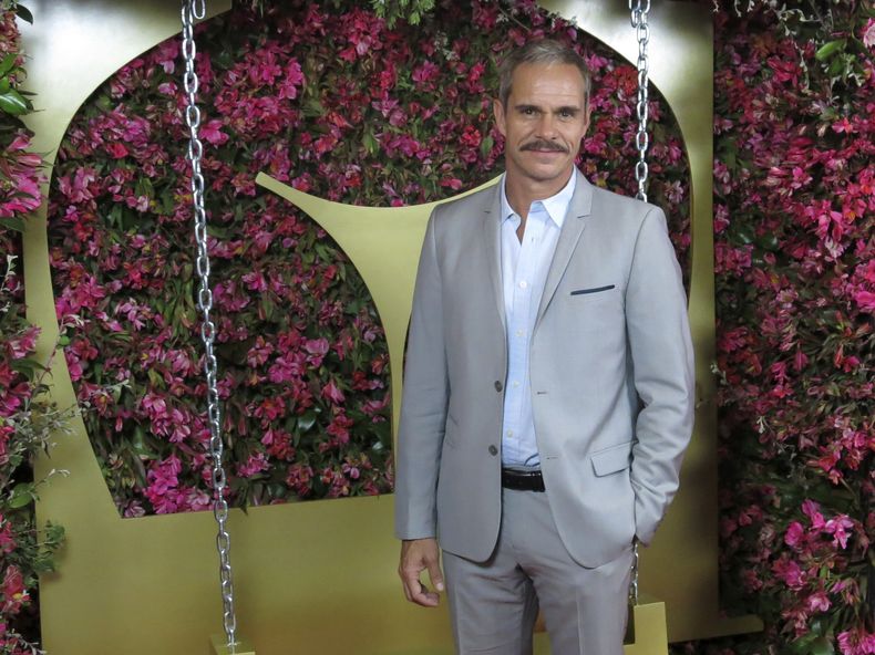 El actor Tony Dalton posa en la alfombra roja de la película Dime lo que quieres (de verdad) en la Ciudad de México el lunes 24 de julio de 2023. (Foto AP/Berenice Bautista)