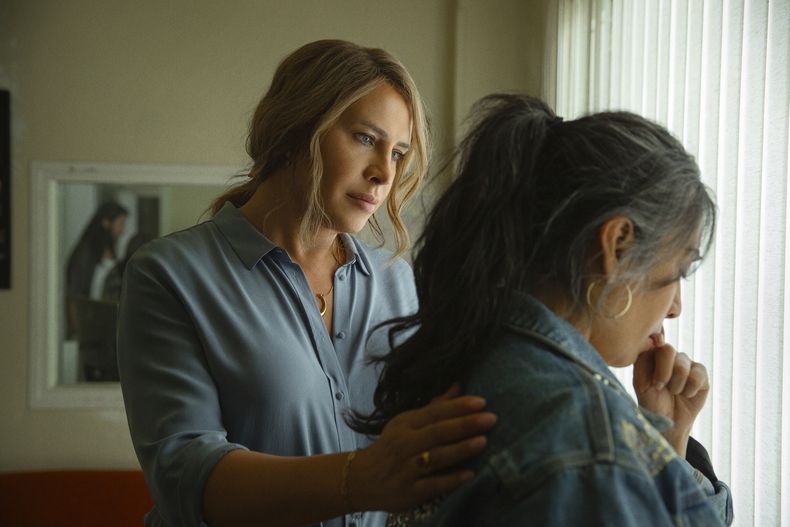 Esta imagen difundida por Netflix muestra a Karla Sofía Gascón, izquierda, y Adriana Paz en una escena de Emilia Pérez. (Shanna Besson/Netflix via AP)