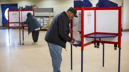 Personas depositan sus votos en un centro de votación del pueblo Navajo, el 5 de noviembre de 2024, en Fort Defiance, Arizona. (AP Foto/Andres Leighton, Archivo)