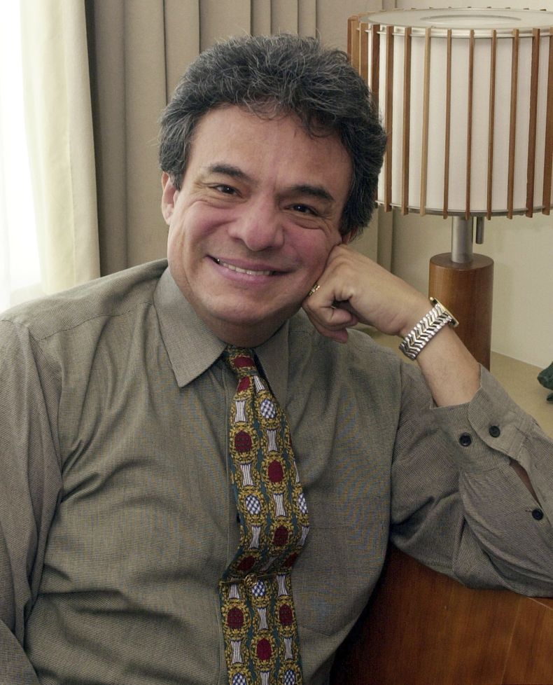 ARCHVO - El cantante mexicano José José es fotografiado durante una entrevista en Nueva York, el 25 de julio de 2002. La canción inédita Ya no pienso en ti, grabada por José José en 1978, fue lanzada en septiembre de 2024 en el 5to aniversario luctuoso del cantante. (Foto AP/Ed Bailey)