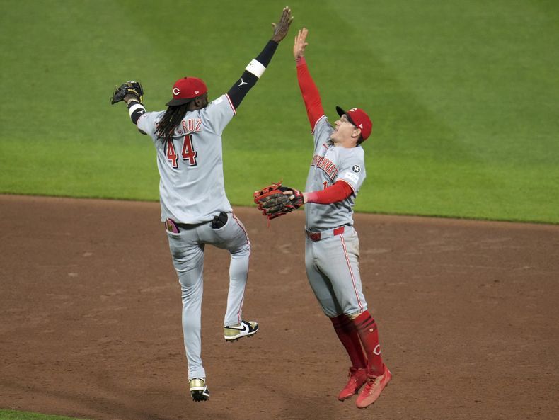 El dominicano Elly De La Cruz y Austin Hays de los Rojos de Cincinnati celebran tras el out final en el juego ante los Piratas de Pittsburgh el lunes 19 de mayo del 2025. (AP Foto/Gene J. Puskar)