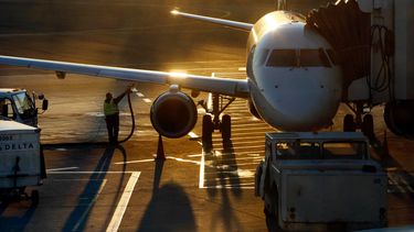 ARCHIVO – Un trabajador carga combustible en un avión de pasajeros en el Aeropuerto Internacional Logan, el 8 de diciembre de 2018, en Boston. (AP Foto/Bill Sikes, Archivo)