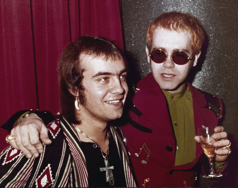 ARCHIVO - El ídolo del pop británico Elton John, a la derecha, aparece con su letrista Bernie Taupin en Londres el 5 de marzo de 1973. (Foto AP/John Glanvill, archivo)