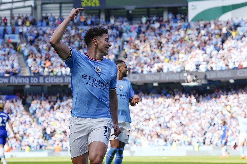 Julián Álvarez del Manchester City celebra tras anotar el gol para la victoria 1-0 ante Chelsea en la Liga Premier, en domingo 21 de mayo de 2023, en Manchester. (AP Foto/Jon Super)