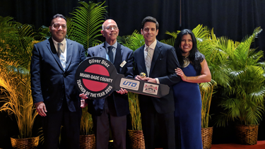 oliver diez, maestro del ano de miami-dade, gana un auto nuevo de kendall toyota
