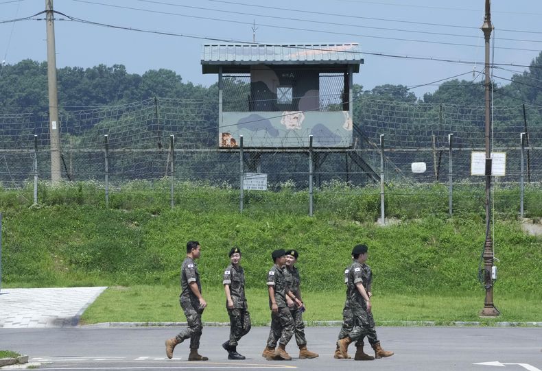 Soldados del ejército surcoreano pasan por delante de un puesto de vigilancia militar en el Pabellón Imjingak en Paju, Corea del Sur, cerca de la frontera con Corea del Norte, el 19 de julio de 2023. (AP Foto/Ahn Young-joon)