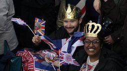 Simpatizantes reales colocados para ver la procesión de la coronación del rey Carlos III de Gran Bretaña en Londres el sábado 6 de mayo de 2023. (Foto AP/Alberto Pezzali)