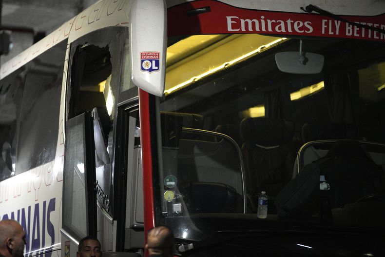 El autobús del Olympique Lyon es observado apedreado antes de su arribo al estadio Velodrome previo al partido de la Liga Francesa ante el Olympique de Marsella, en Marsella, Francia, el domingo 29 de octubre de 2023. (AP Foto/Daniel Cole)