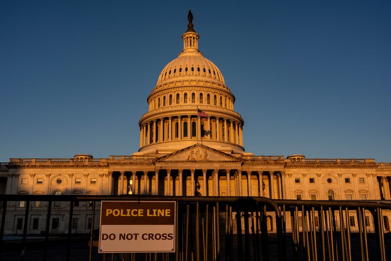 El Capitolio iluminado al amanecer en Washington, el lunes 6 de octubre de 2025. (Foto AP/J. Scott Applewhite)