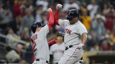 Rafael Devers, derecha, de los Medias Rojas de Boston, celebra con su compañero de equipo Justin Turner después de batear cuadrangular de tres carreras durante la tercera entrada del juego de béisbol en contra de los Padres de San Diego, el viernes 19 de mayo de 2023, en San Diego. (AP Foto/Gregory Bull)