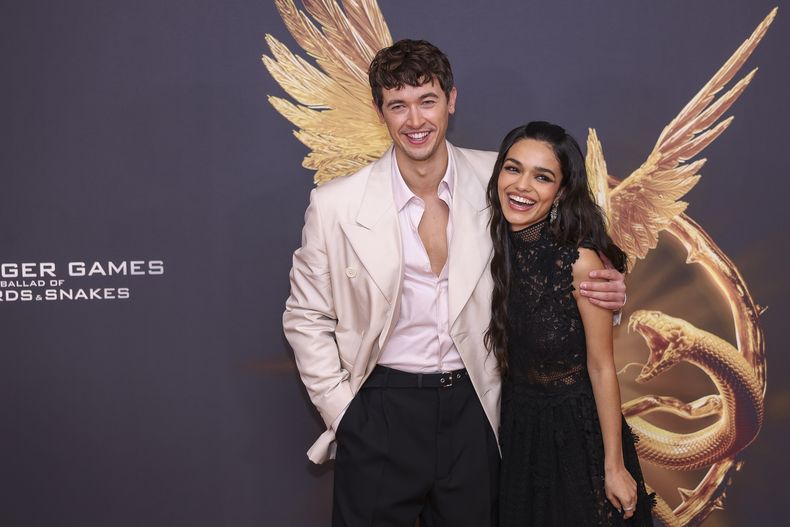 Tom Blyth, y Rachel Zegler posan para retratos a su llegada al estreno mundial de la película The Hunger Games: The Ballad of Songbirds and Snakes el jueves 9 de noviembre de 2023 en Londres. (Vianney Le Caer/Invision/AP)
