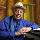 ARCHIVO - El músico brasileño Sergio Mendes posa para un retrato en su casa en Los Angeles, el 18 de mayo de 2021. (Foto AP/Chris Pizzello, archivo)