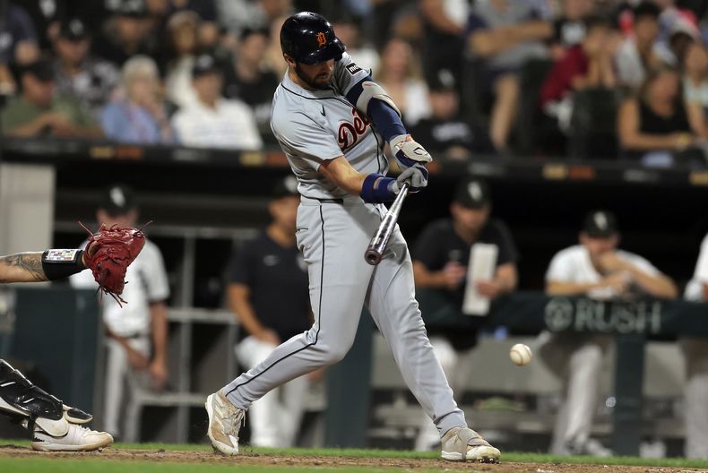 Matt Vierling, de los Tigres de Detroit, pega un sencillo en el juego del viernes 23 de agosto de 2024, ante los Medias Blancas de Chicago (AP Foto/Melissa Tamez)