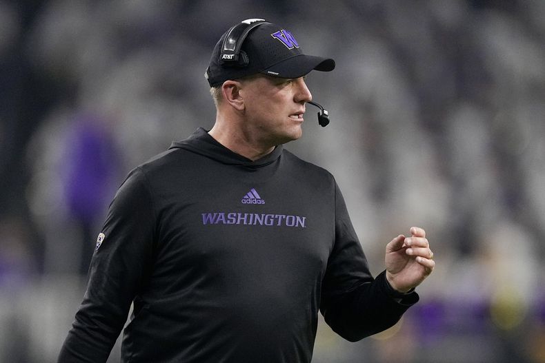 El entrenador de Washington Kalen DeBoer observa el encuentro por el campeonato nacional de la NCAA ante Michigan el lunes 8 de enero del 2024. (AP Foto/Eric Gay)