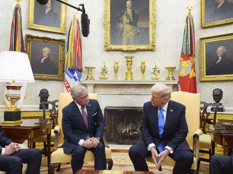 El presidente Donald Trump habla con el rey Abdalá II de Jordania en el Despacho Oval de la Casa Blanca, el 11 de febrero de 2025, en Washington. (Foto/Alex Brandon)