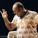 ARCHIVO - El músico estadounidense Quincy Jones dirige la Orquesta Nacional de Francia el martes 4 de julio de 2000, en París, durante los ensayos previos al concierto único de la noche. Quincy Jones murió a los 91 años. (Foto AP/Laurent Emmanuel, archivo)