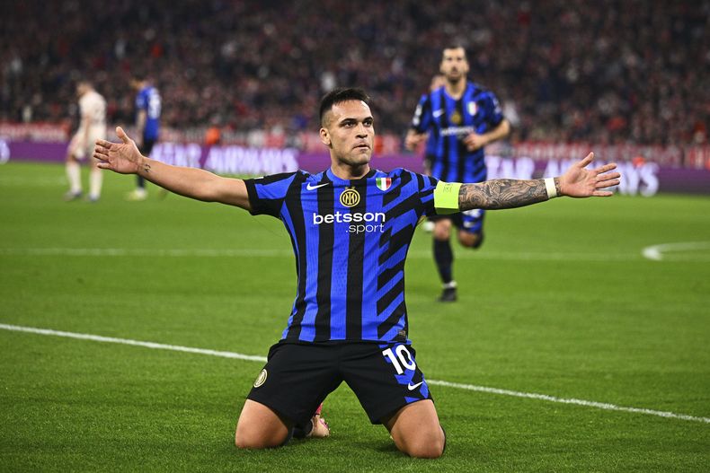 El argentino Lautaro Martinez del Inter de Milan celebra tras anotar en el encuentro de cuartos de final de la Liga de Campeones ante el Bayern Munich el martes 8 de abril del 2025. (Tom Weller/dpa via AP)