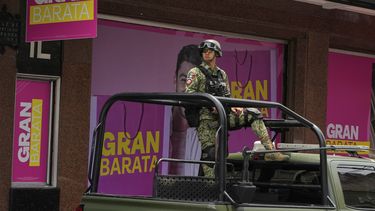 Un soldado patrulla una calle el jueves 10 de julio de 2025, en el centro de Ciudad de México. (AP Foto/Fernando Llano)